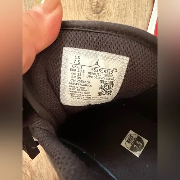 Jordan 1 Low Bred Toe Size 7.5M/9W - Picture 3 of 12